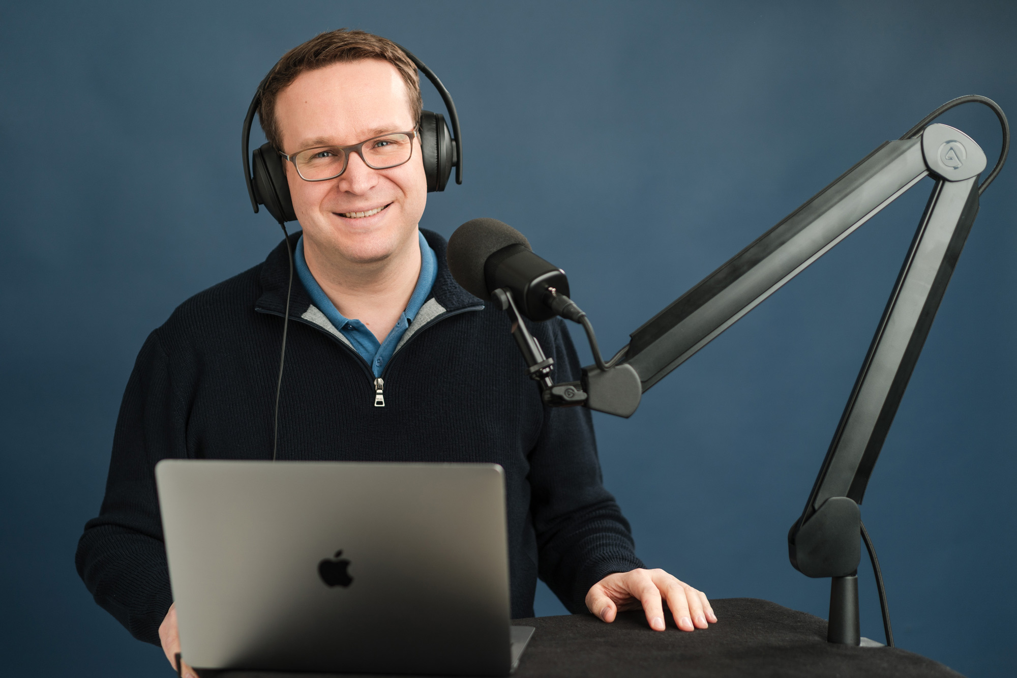 Leif Neugebohrn am Mikrofon des Podcasts Chefetage